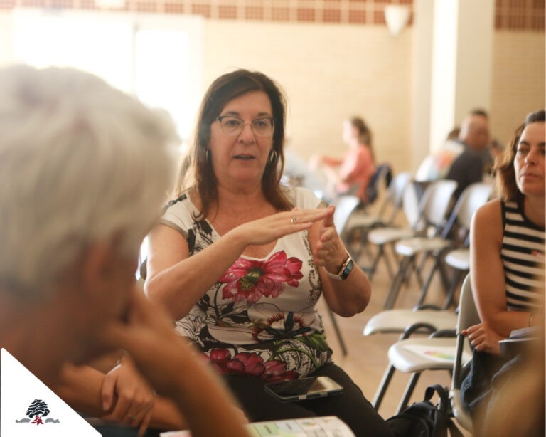 Docente participando en una sesión de formación sobre neurodiversidad junto a otros profesores del Colegio Juan de Lanuza.