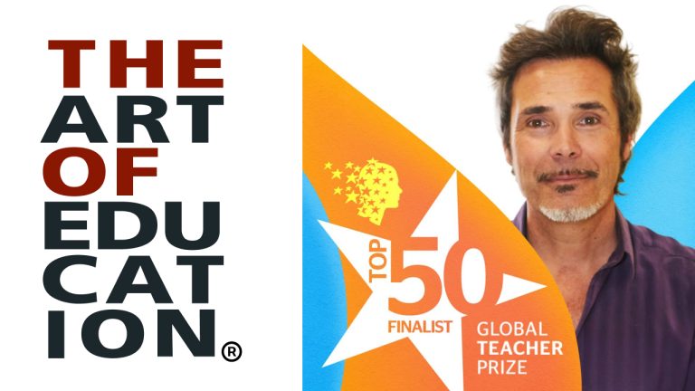 Cristian Ruiz Reinales junto al distintivo de finalista Top 50 del Global Teacher Prize 2026.