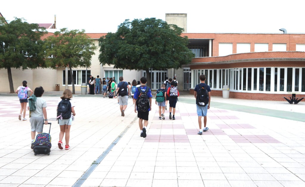 Alumnos y familias en la entrada del Colegio Juan de Lanuza