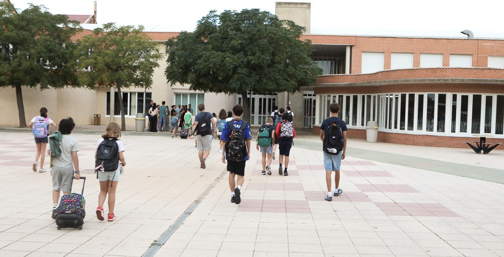Alumnos entrando al colegio privado internacional en Zaragoza Juan de Lanuza