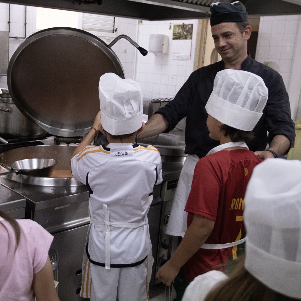 Alumnado de Infantil del Colegio Juan de Lanuza participa en una actividad de cocina.