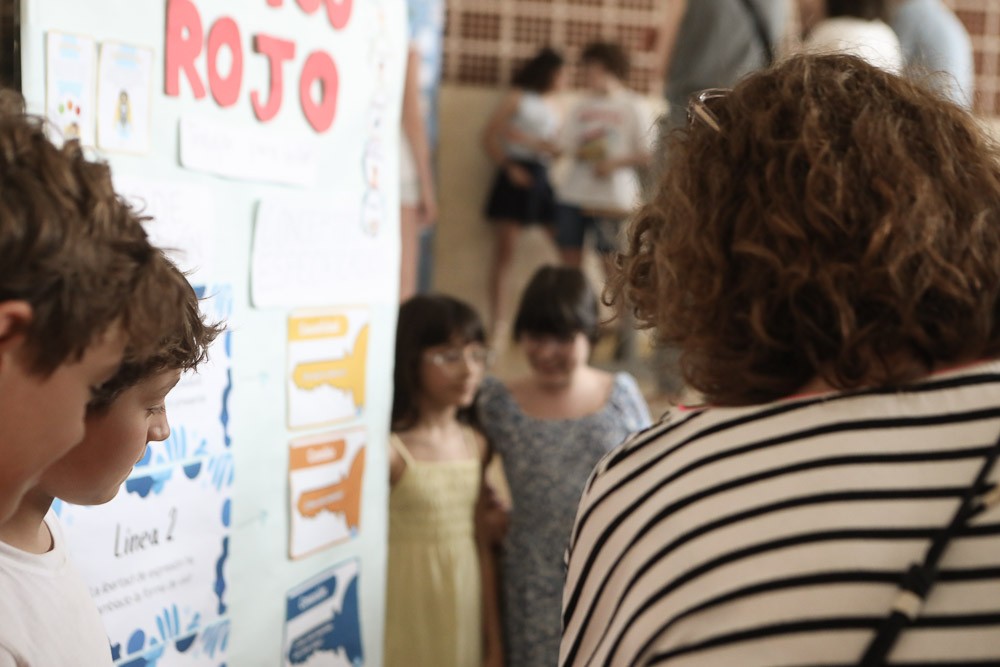 Alumnado de Primaria del Colegio Juan de Lanuza presenta sus proyectos durante la PYP Exhibition.