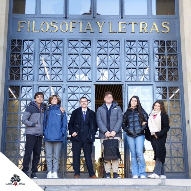 Alumnos del Colegio Juan de Lanuza frente a la Facultad de Filosofía y Letras durante la XII Olimpiada Aragonesa de Filosofía.
