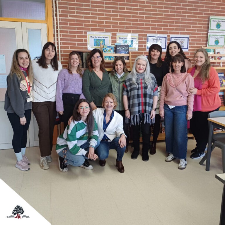 Coral Elizondo junto al equipo docente del Colegio Juan de Lanuza durante su visita para reforzar el compromiso con la educación inclusiva y el Diseño Universal para el Aprendizaje.