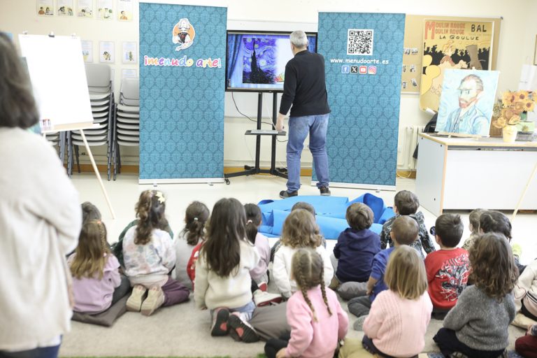 Alumnado del Colegio Juan de Lanuza observa una presentación sobre arte durante un taller de Menudo Arte.