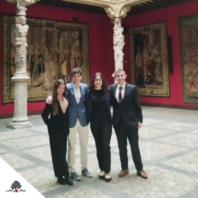 Alumnos de 1º de Bachillerato del Colegio Juan de Lanuza durante la fase regional del Model European Parliament en un espacio expositivo.
