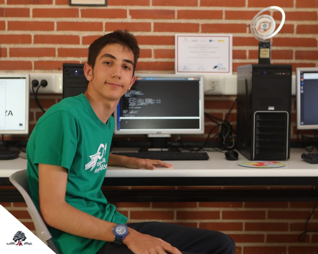 Alumno del Colegio Juan de Lanuza sentado junto a un ordenador en el aula de informática.