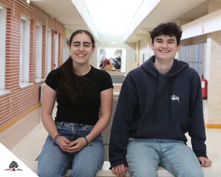 Lucas Armengod e Isabel Angoy, estudiantes del Colegio Juan de Lanuza, en uno de los pasillos del centro.