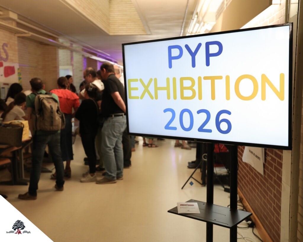 Pantalla de PYP Exhibition 2026 y asistentes recorriendo la exposición en el colegio.