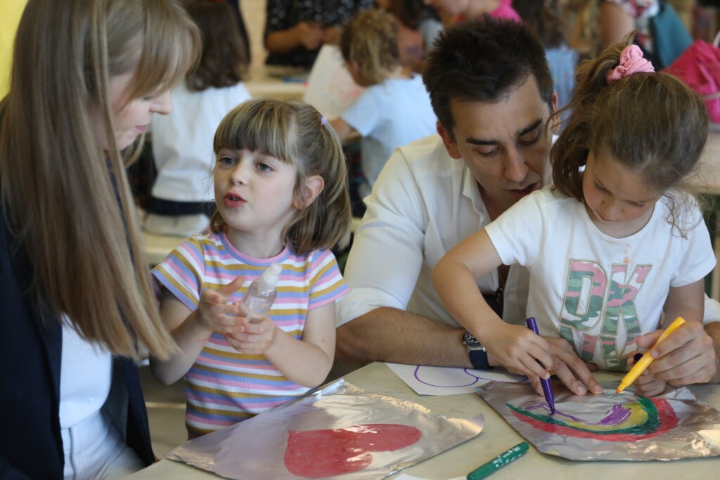 Una familia comparte una actividad con alumnos de Infantil en el aula