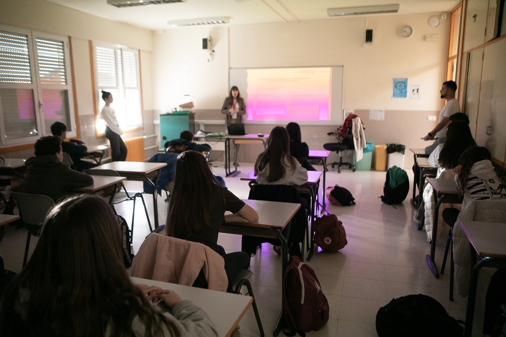 Alumnos del Colegio Juan de Lanuza participando en una actividad educativa en el aula.