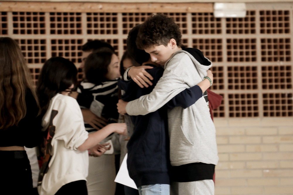 Un grupo de alumnos se abraza en el patio del colegio