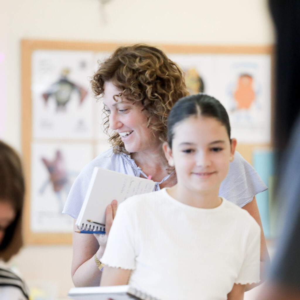 Alumna y profesora del Colegio Juan de Lanuza durante una actividad de arte en el aula
