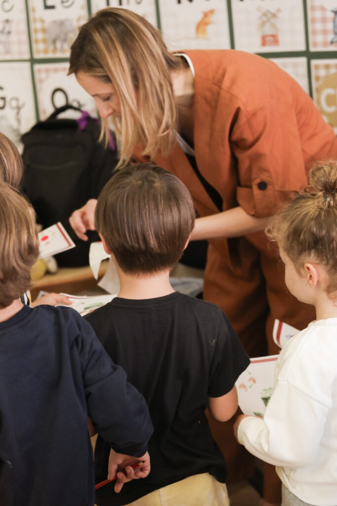 Docente acompañando a un grupo de niños en una actividad educativa en el Colegio Juan de Lanuza.