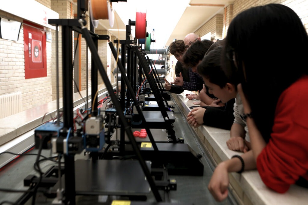 Alumnado del Colegio Juan de Lanuza observando impresoras 3D en el MakerSpace