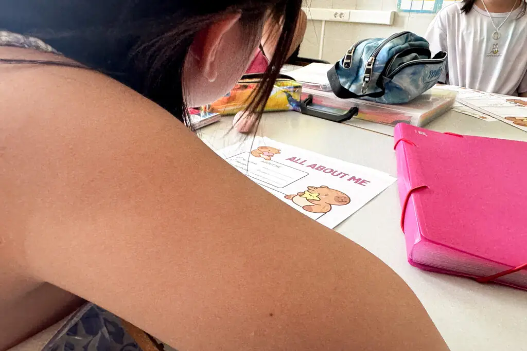 Alumnado trabajando en una actividad de metodología AICLE en el aula