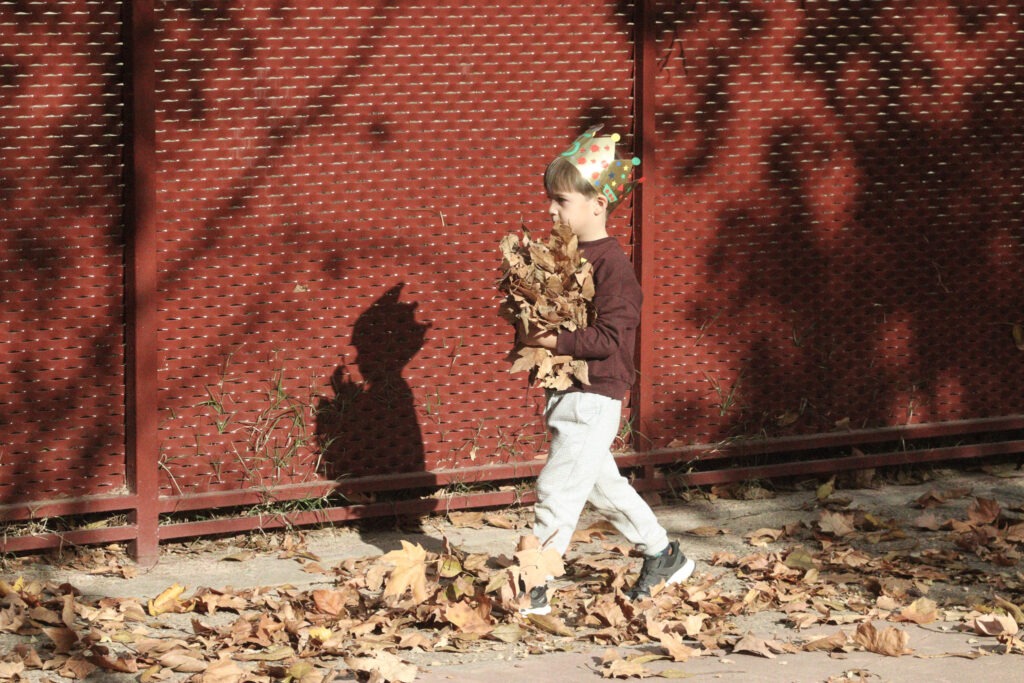 Alumno de Infantil disfrazado paseando junto a la valla del patio del colegio