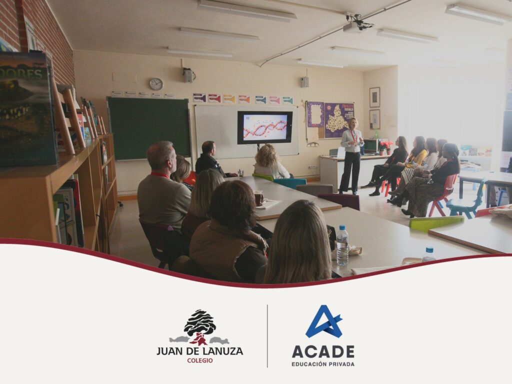 Pilar dando una charla en el colegio a los miembros de ACADE