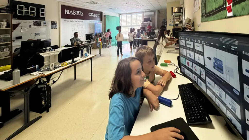 Alumnos trabajando en el MakerSpace del Colegio Juan de Lanuza