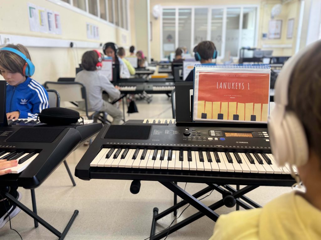 Alumnado aprendiendo piano con la metodología Lanukeys