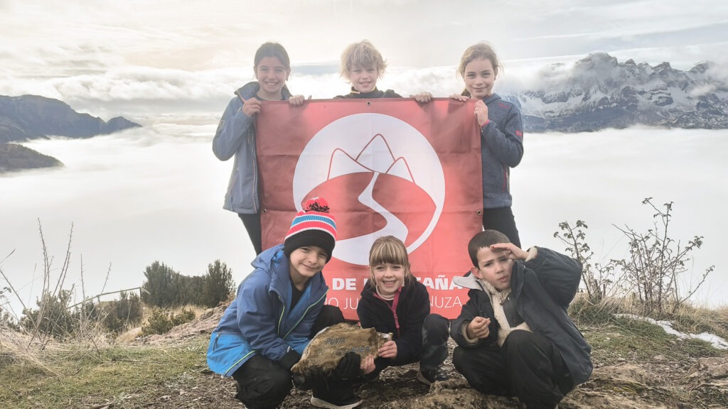 Alumnos del Club de Montaña del Colegio Juan de Lanuza durante una excursión en el Pirineo
