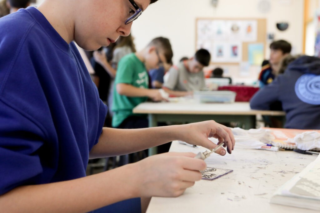 Alumno trabajando en un grabado en el taller de educación artística de Lanuzart