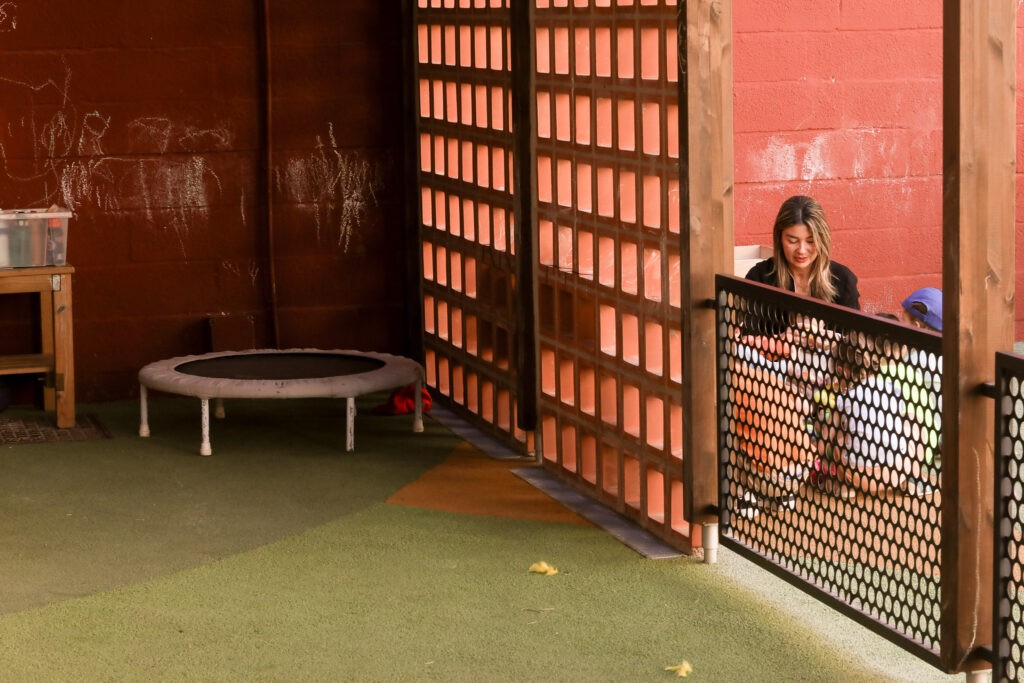 Espacio de juego de Little Lanuza con cama elástica, suelo blando y paneles de madera en el Colegio Juan de Lanuza.