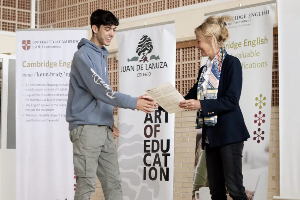 Alumno recibiendo su certificación Cambridge en el Colegio Juan de Lanuza