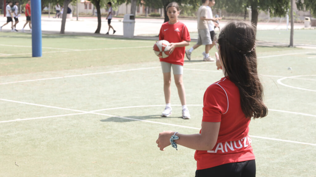 Alumnas practicando baloncesto durante el recreo en el Colegio Juan de Lanuza