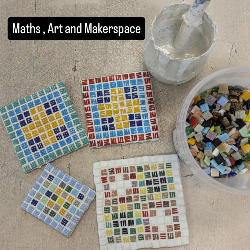 Mosaicos geométricos de teselas de colores hechos por alumnado de 2º de ESO