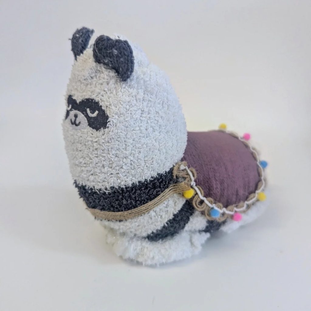 Muñeco cosido con un calcetín en forma de llama, proyecto Sock Monsters de 1º de ESO