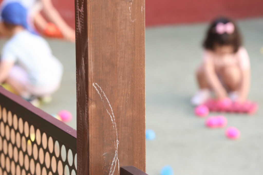 Alumnado de Infantil jugando con pelotas en el patio del Colegio Juan de Lanuza