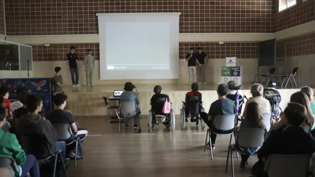 Alumnos presentando un proyecto de emprendimiento en Bachillerato