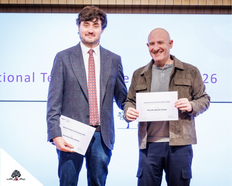 Ricardo Aguado muestra su diploma del National Teacher Prize España 2026 junto a otro galardonado.