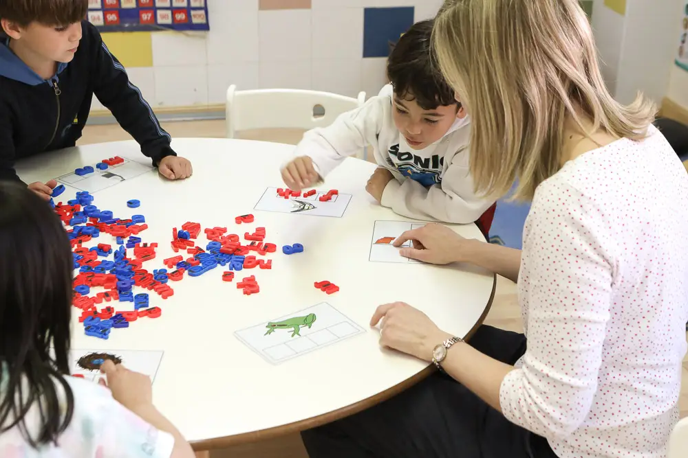 Alumna de Infantil aprendiendo inglés con Synthetic Phonics mediante materiales manipulativos
